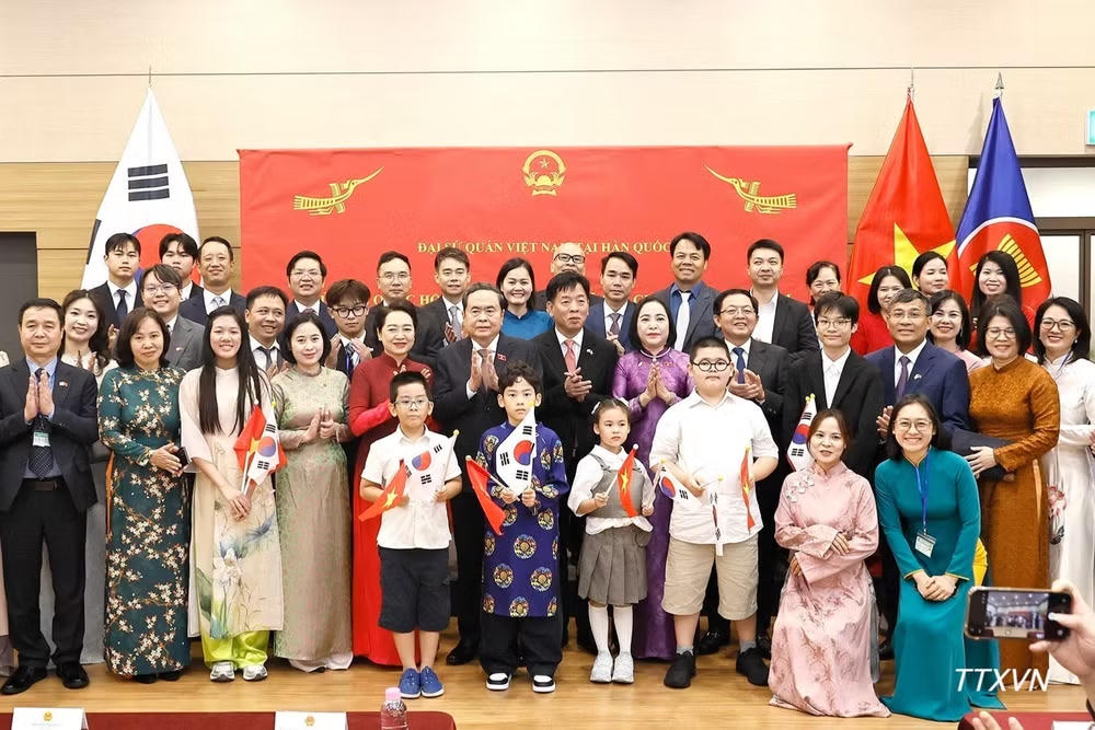Chủ tịch Quốc hội Trần Thanh Mẫn với đại diện cộng đồng người Việt Nam tại Hàn Quốc. (Ảnh: Doãn Tấn/TTXVN)