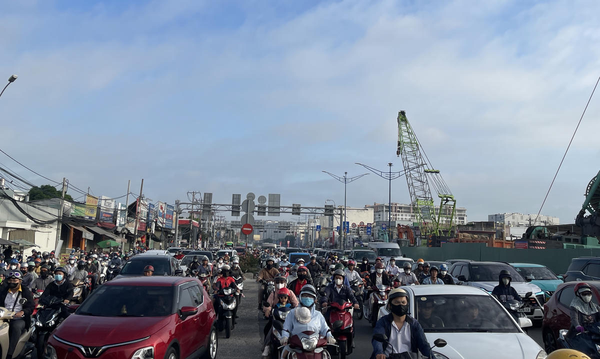 Cách đây ít ngày, lực lượng chức năng đã rào chắn nhiều đoạn ở trục Trường Chinh-Cách Mạng Tháng Tám để thi công các nhà ga metro số 2 khiến lưu lượng phương tiện trên 2 tuyến đường này luôn đông đúc. Ảnh: Đ.Xá.
