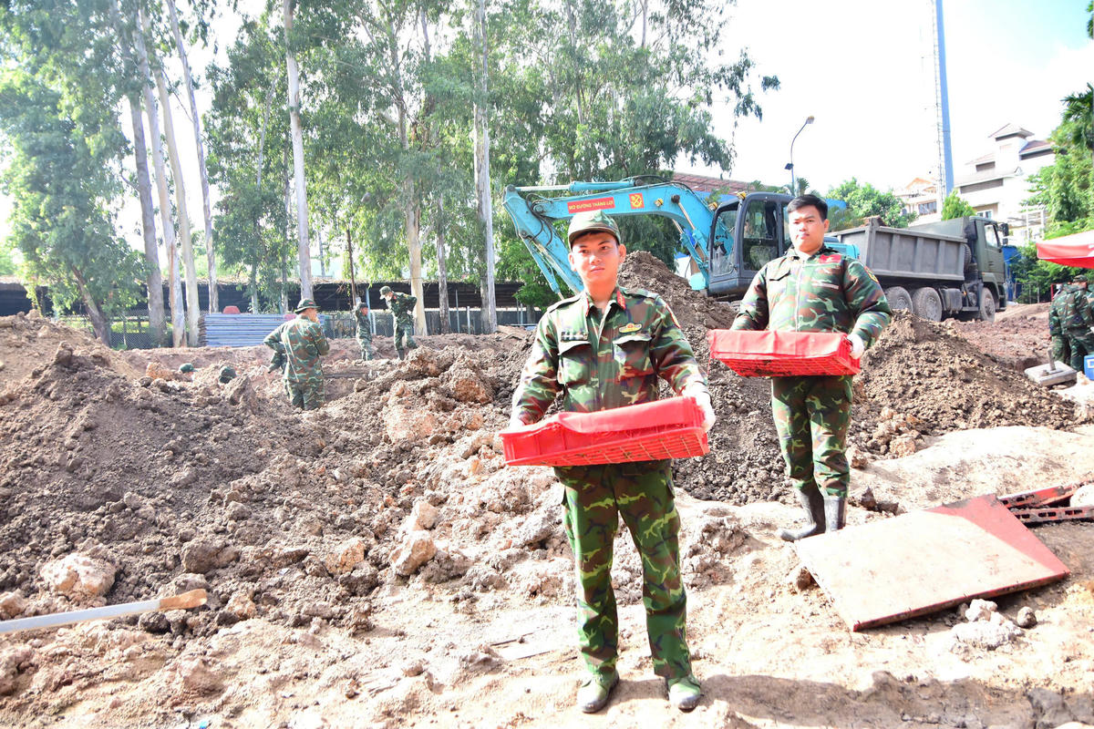 Các hài cốt liệt sĩ được tìm thấy được bảo quản tạm thời tại một khu vực của Công viên Lê Thị Riêng. Ảnh: BTL