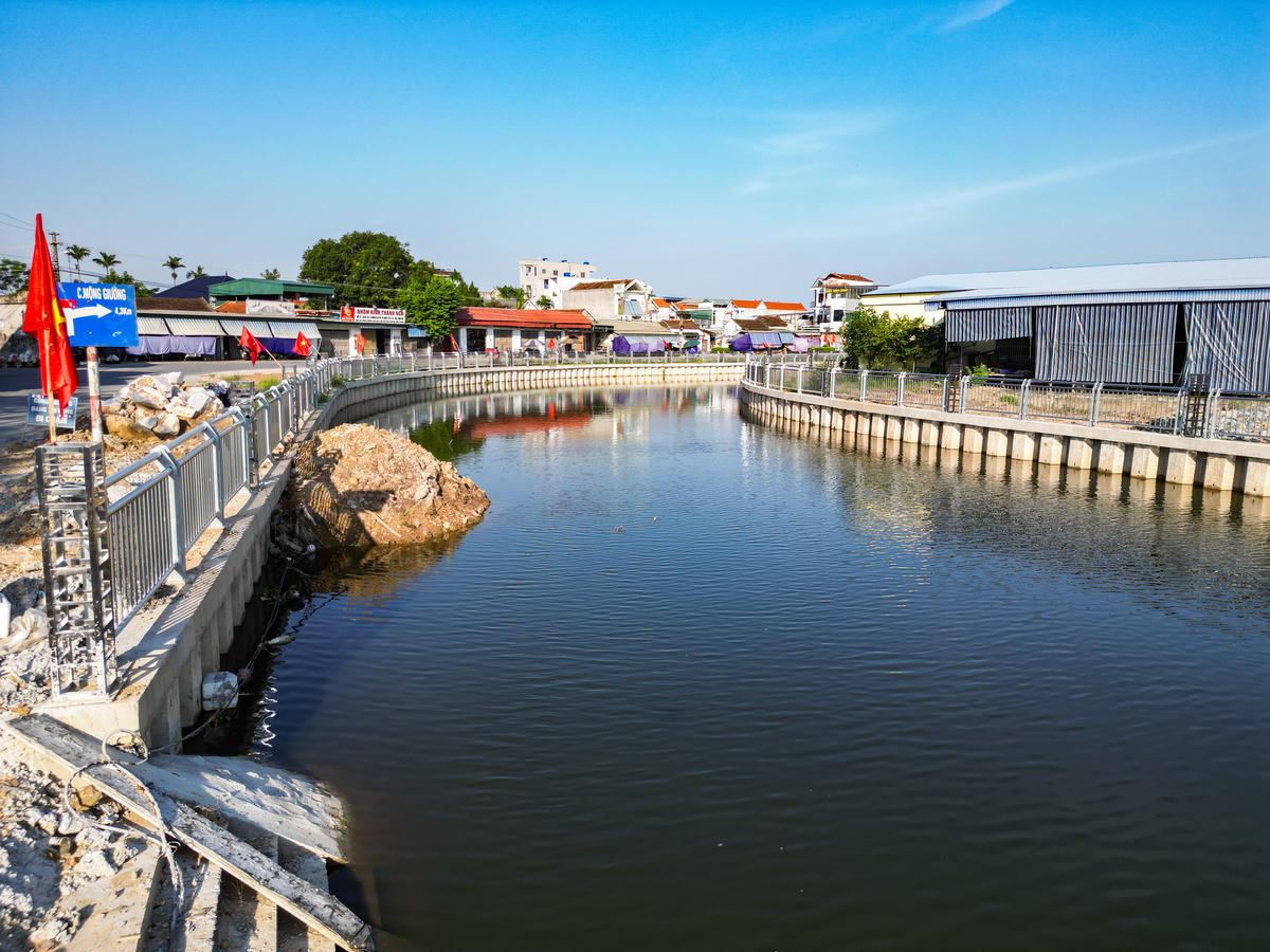 Khi hoàn thành, dự án sẽ tăng cường khả năng tiêu thoát lũ cho lưu vực khoảng 20.650ha, trong đó khoảng 4.570ha được chủ động bơm tiêu nước nhanh. Công trình được kỳ vọng góp phần giảm thiểu thiệt hại do thiên tai, đồng thời kết hợp phát triển giao thông, kinh tế - xã hội và cải thiện môi trường, cảnh quan khu vực. Ảnh: Đình Minh