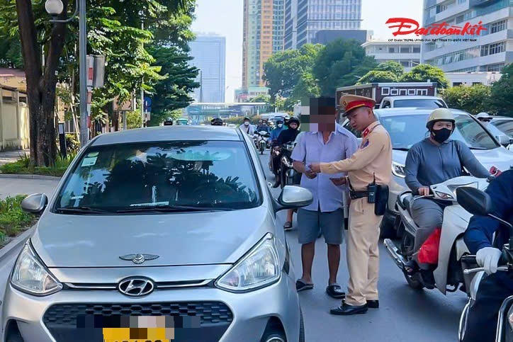 Hơn 600 phương tiện bị CSGT Hà Nội xử lý lỗi dừng, đỗ sai quy định chỉ trong 3 ngày.