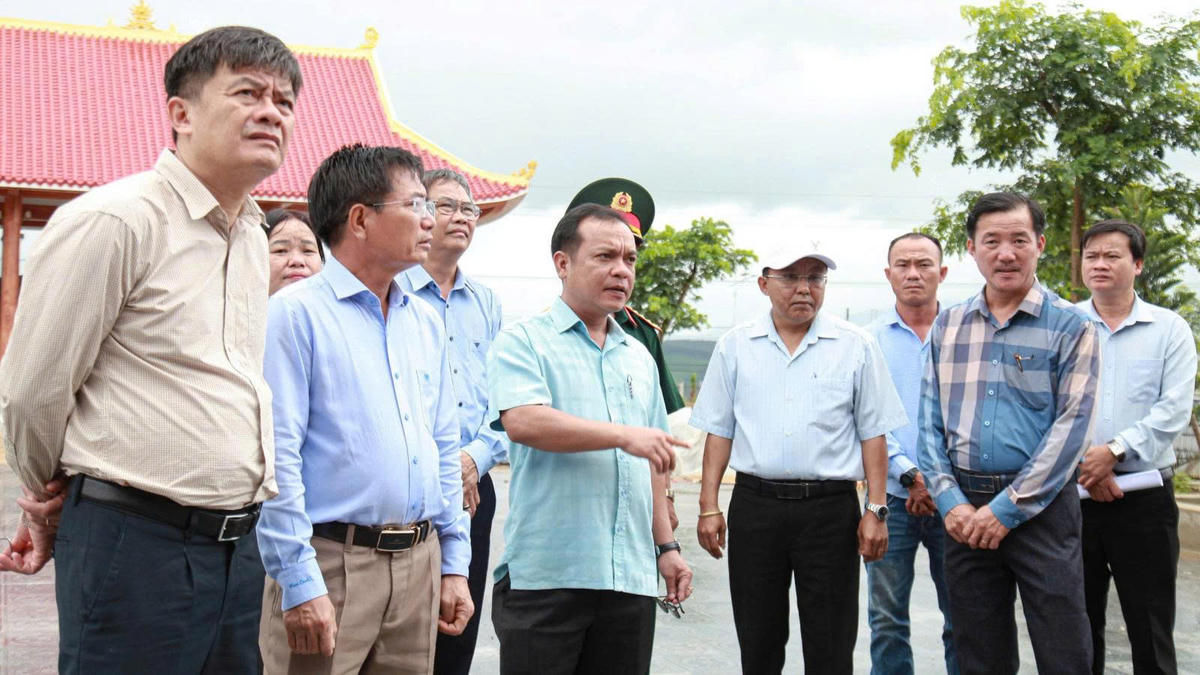 Ông U Huấn, (ở giữa), Phó Bí thư Thường trực Tỉnh ủy, Chủ tịch Ủy ban MTTQ Việt Nam tỉnh Quảng Ngãi kiểm tra dự án tu bổ Di tích chiến thắng Đăk Tô-Tân Cảnh. Ảnh: ĐS.