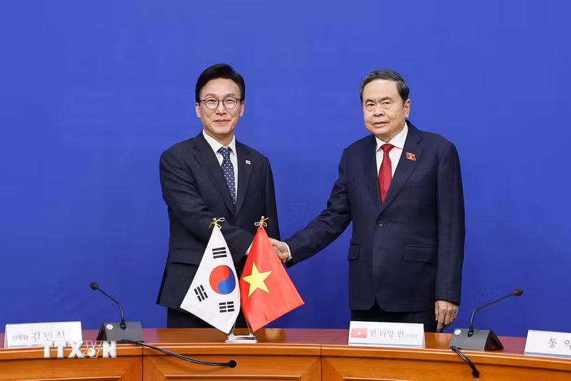 Chủ tịch Quốc hội Trần Thanh Mẫn tiếp Chủ tịch Đảng Dân chủ Đồng hành (DPK) Kim Min Seok. (Ảnh: Doãn Tấn/TTXVN)