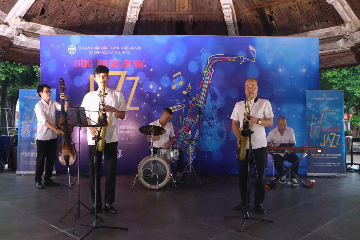 Âm nhạc jazz tại Nhà Bát Giác mở rộng không gian thưởng thức nghệ thuật, tạo thêm điểm hẹn văn hóa cho người dân và du khách.