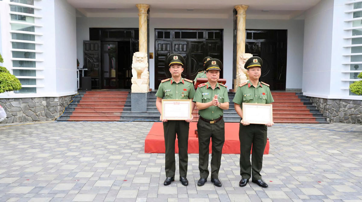 Thiếu tướng Nguyễn Hữu Hợp (ở giữa), Giám đốc Công an TP Đà Nẵng trao tặng các quyết định khen thưởng của Bộ trưởng Bộ Công an cho Đại tá Nguyễn Đại Đồng và Thượng tá Nguyễn Kim Trung. Ảnh: CA Đà Nẵng.