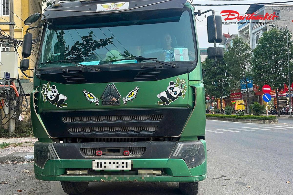 Chiếc xe tải biển kiểm soát 28C-110.xx bị phát hiện vẫn lưu thông dù Giấy chứng nhận kiểm định ATKT & BVMT đang trong thời gian bị tước quyền sử dụng.