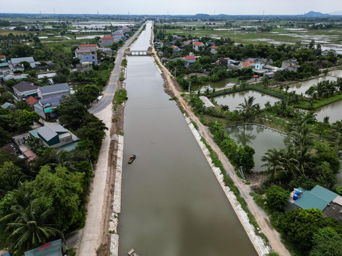 'Để đẩy nhanh tiến độ, chủ đầu tư đã yêu cầu các nhà thầu bổ sung nhân lực, máy móc, thiết bị; tổ chức thi công '3 ca 4 kíp', triển khai song song các hạng mục, ưu tiên những công trình chính phục vụ vượt lũ, chống lũ và thanh thải hành lang tiêu thoát nước. Từ nay đến cuối năm 2026, chúng tôi phấn đấu hoàn thành các hạng mục theo kế hoạch để công trình sớm đưa vào sử dụng, phát huy hiệu quả đầu tư', ông Xuân khẳng định. Ảnh: Đình Minh