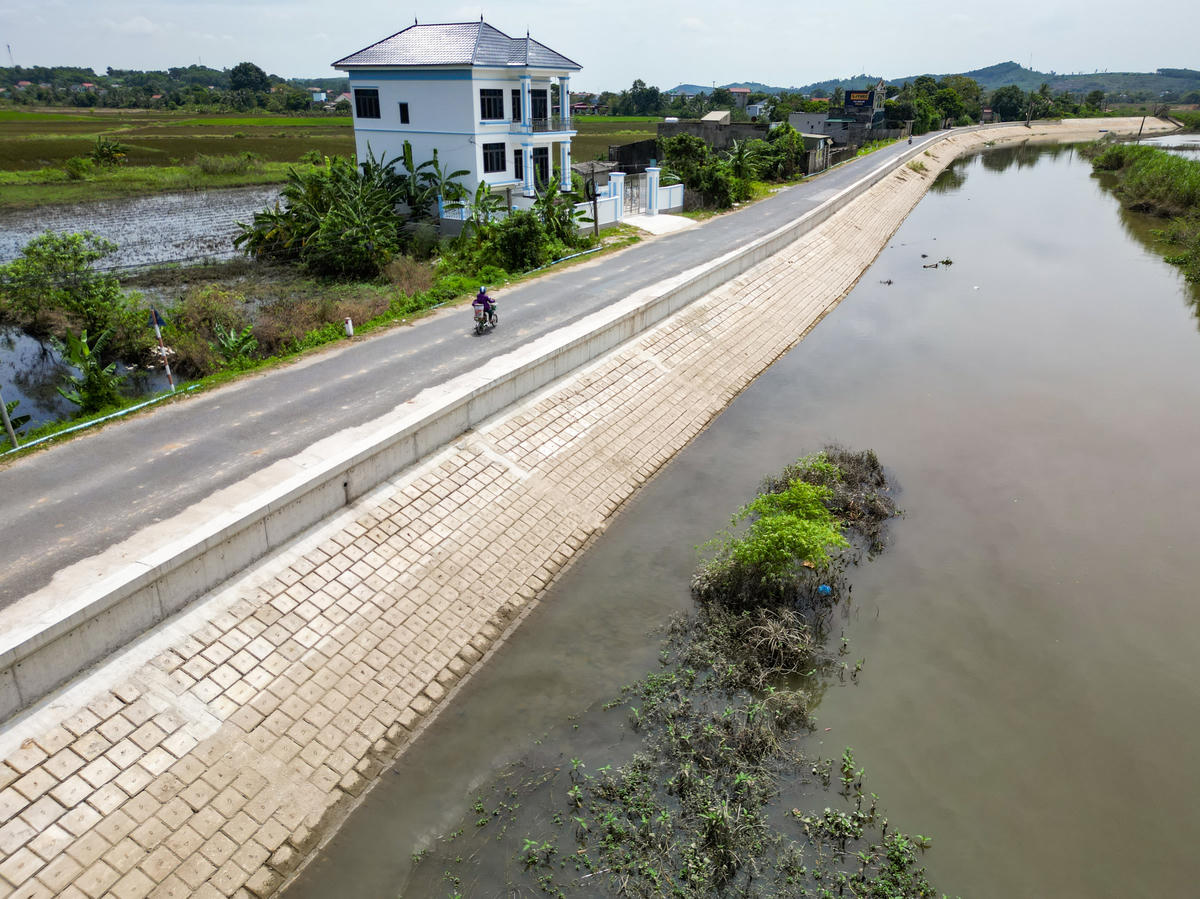 Theo ghi nhận của PV Báo Đại đoàn kết đầu tháng 9/2026, các hạng mục cầu, cống, bờ sông, bờ kè tại dự án đang được triển khai thi công tích cực. Đồng thời, nhà thầu thực hiện thanh thải hành lang tiêu thoát lũ theo yêu cầu. Ảnh: Đình Minh