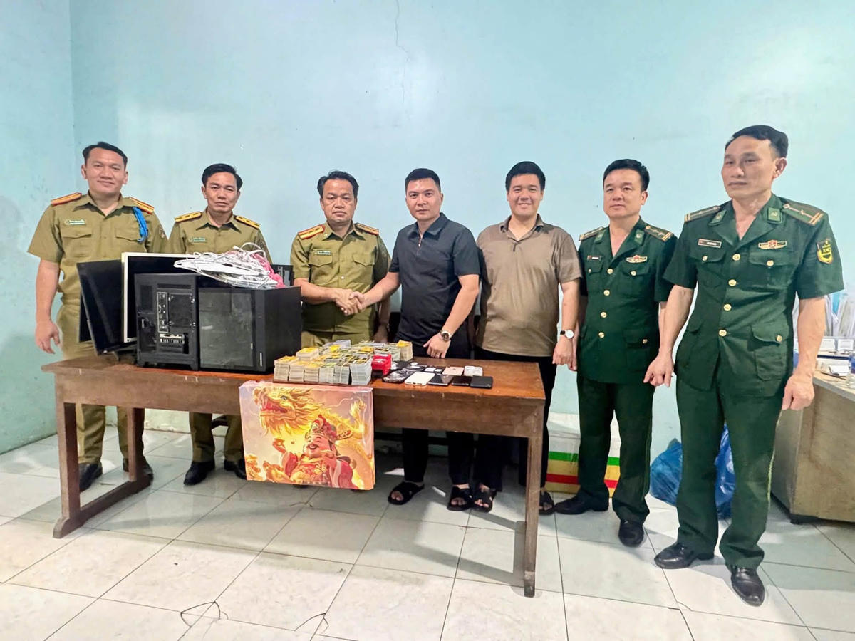 Công an tỉnh Phú Thọ phối hợp Biên phòng cửa khẩu Cầu Treo (Hà Tĩnh) cùng Công an tỉnh Khammuane nước CHDCND Lào, bàn giao vật chứng của vụ án các đối tượng dùng để thực hiện hành vi lừa đảo chiếm đoạt tài sản. Ảnh: Công an tỉnh Phú Thọ.