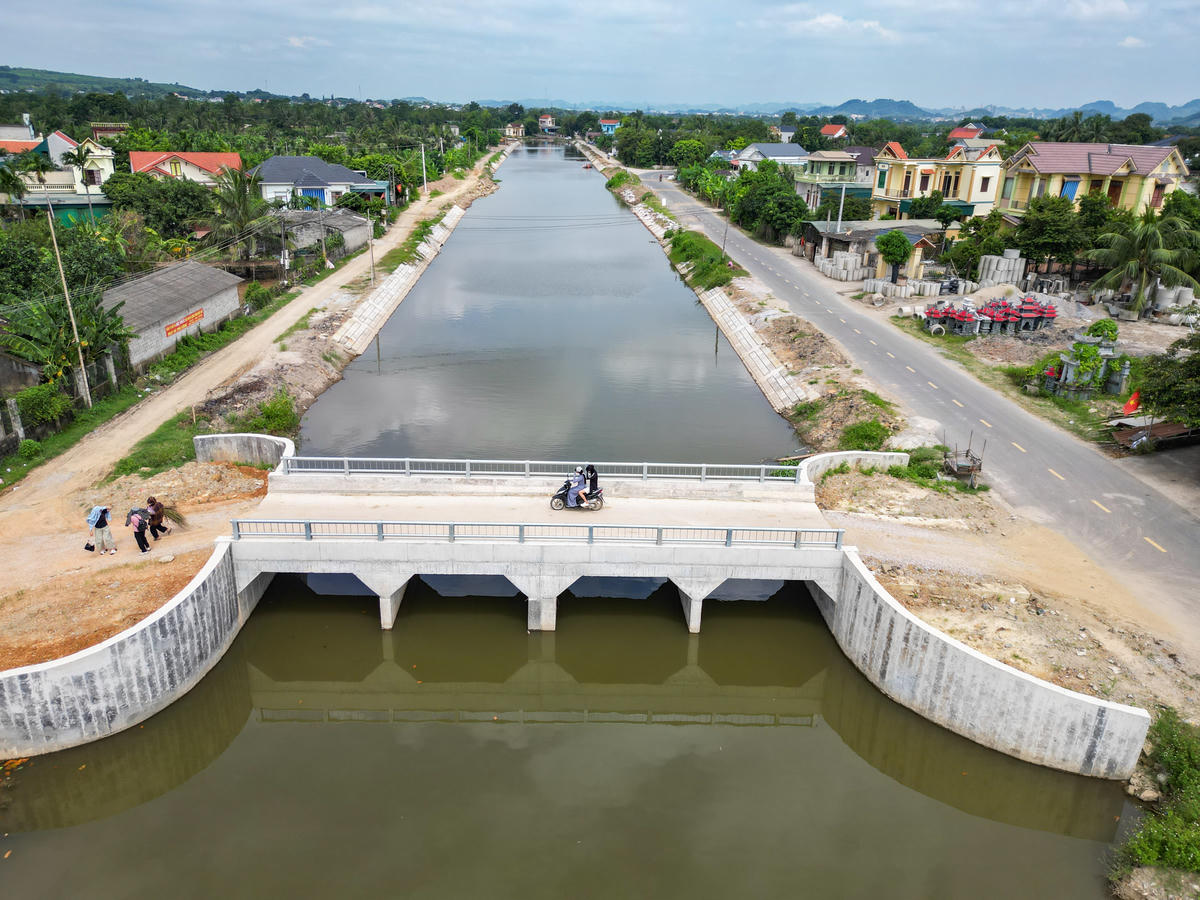 Gói thầu số 11 có giá trị hợp đồng 152,137 tỷ đồng, khối lượng thực hiện khoảng 86 tỷ đồng, tập trung vào các hạng mục kênh và công trình trên kênh Hưng Long, trong đó, có cống Tứ Thôn và 3 cống qua đường. Gói thầu số 12 có giá trị hợp đồng 159 tỷ đồng, khối lượng thực hiện khoảng 65 tỷ đồng, gồm các cống điều tiết Văn Thắng, Xa Loan, K5+270, Yên Hải và trạm bơm Nga Thiện. Ảnh điểm cuối của dự án nằm trên kênh Hưng Long, thuộc xã Tân Tiến.