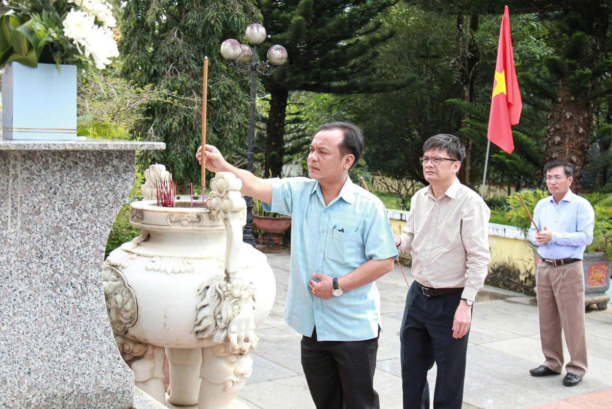 Ông U Huấn, Phó Bí thư Thường trực Tỉnh ủy, Chủ tịch Ủy ban MTTQ Việt Nam tỉnh Quảng Ngãi dâng hương tưởng niệm tại một số căn cứ lịch sử cách mạng trên địa bàn xã Đăk Tô. Ảnh: BT.