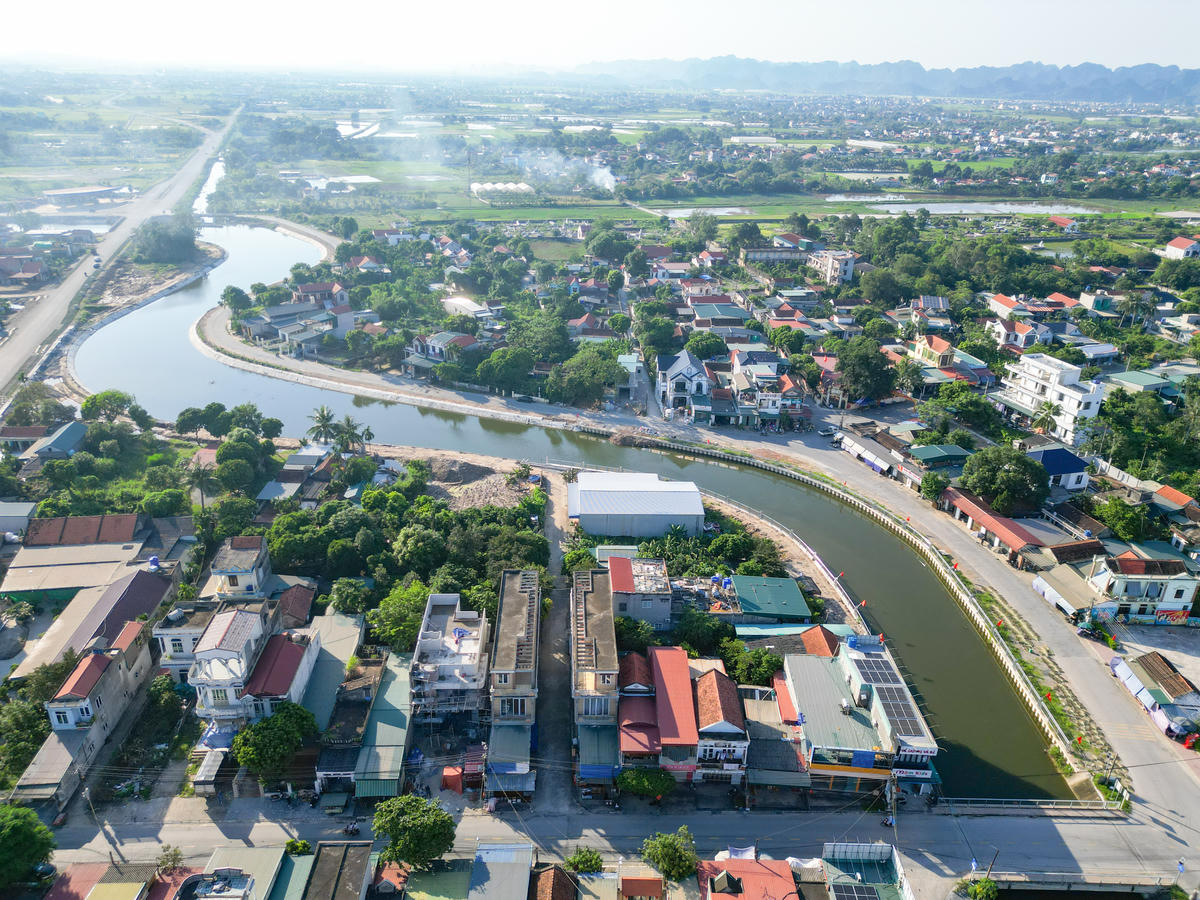 Khu vực phía Bắc tỉnh Thanh Hóa có đặc thù là vùng đồng bằng trũng thấp, bao quanh bởi đồi núi ở ba phía; mạng lưới sông, suối dày đặc và chịu ảnh hưởng của thuỷ triều. Vào mùa khô, nơi đây xảy ra xâm nhập mặn, thiếu nước sản xuất và sinh hoạt. Mùa mưa bão, tình trạng ngập úng diễn ra ở nhiều nơi. Ảnh kênh Hưng Long, đoạn qua xã Hồ Vương ngày 3/9.