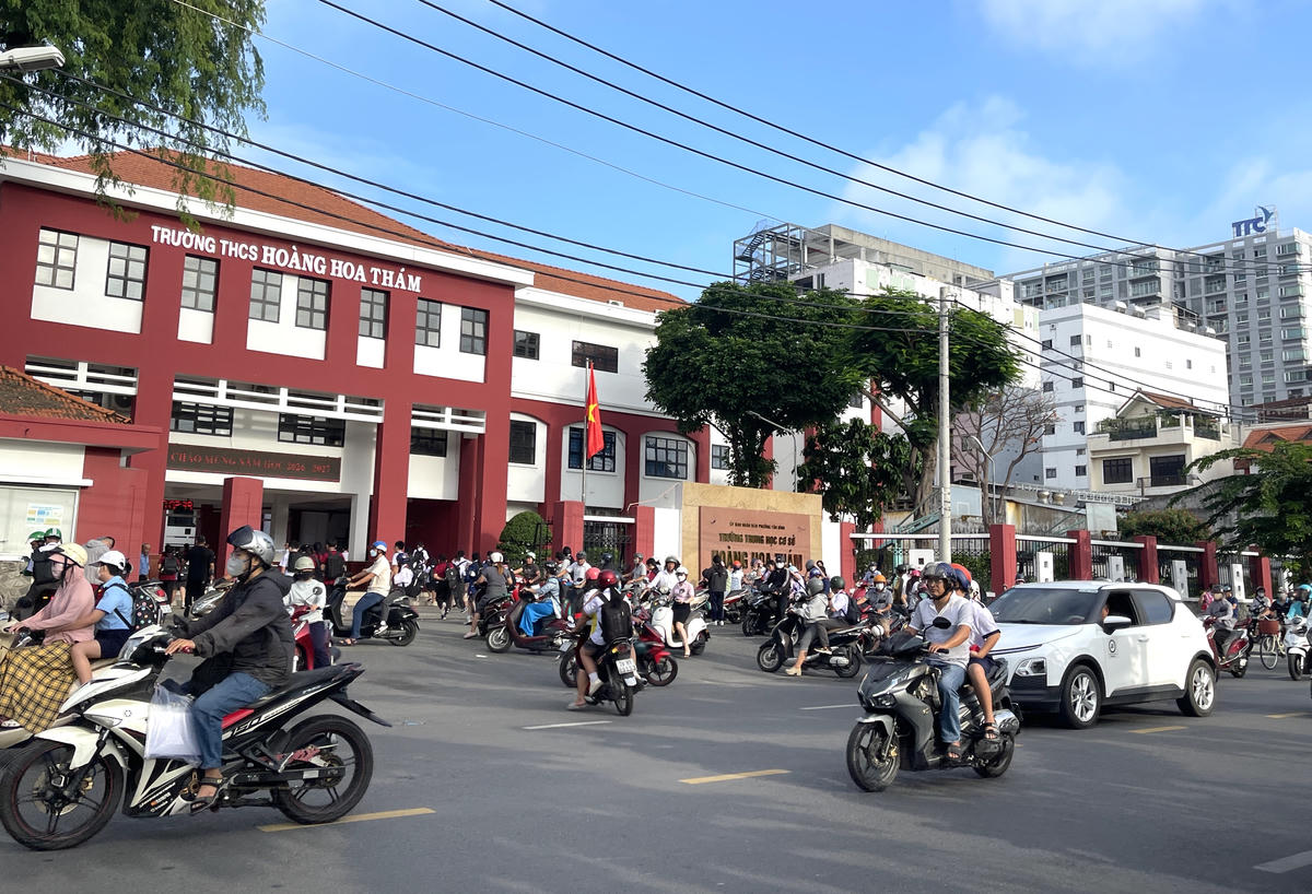 Khu vực trường THCS Hoàng Hoa Thám (phường Tân Bình) có đông học sinh tới trường. Ảnh: Đ.Xá.