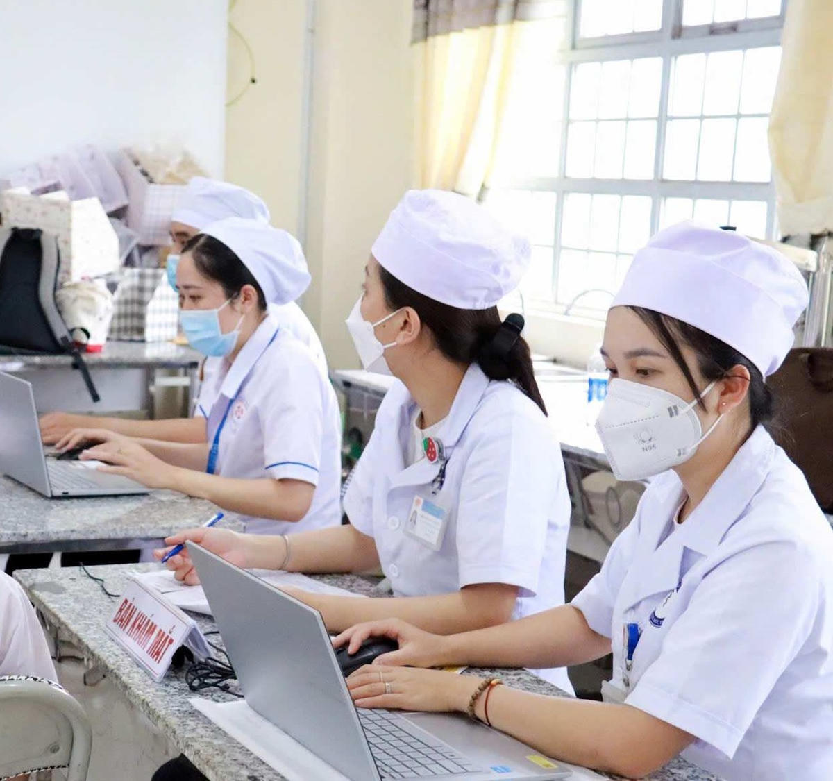 Đội ngũ y, bác sỹ kiểm tra sức khỏe cho người dân.