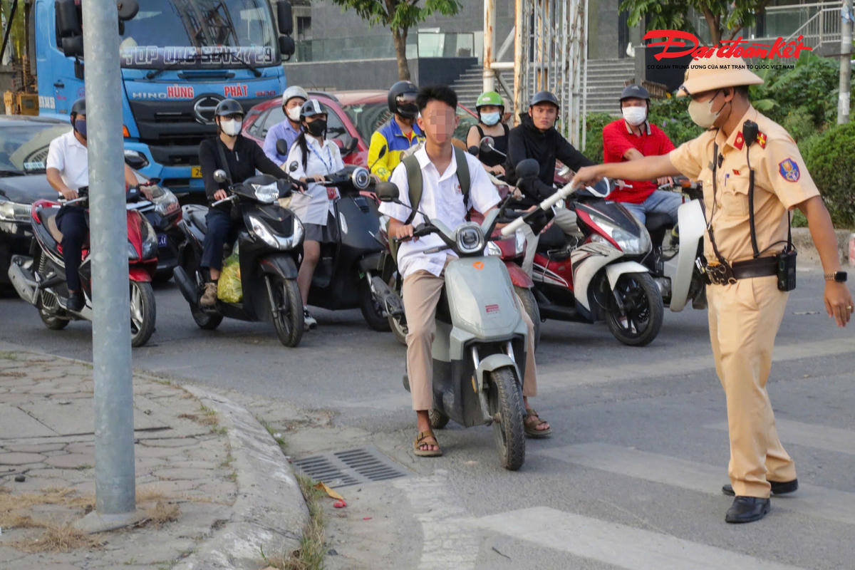 Cha mẹ đội mũ, con 'đầu trần': Những lý do khó chấp nhận