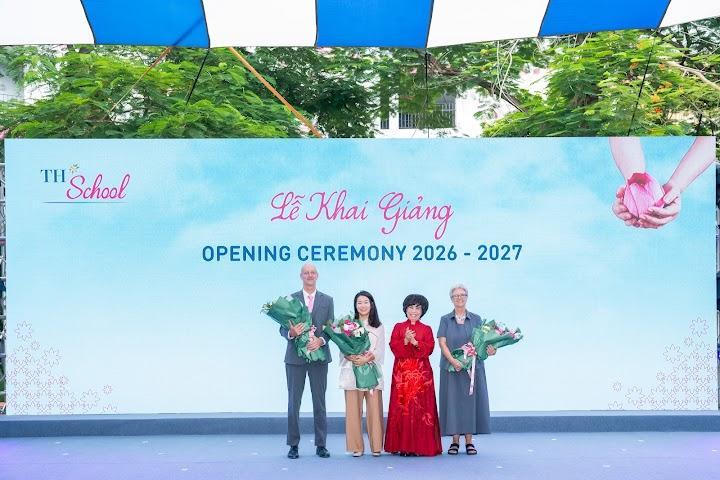 Anh hùng Lao động Thái Hương, Nhà sáng lập TH School tặng hoa cho Ban Lãnh đạo nhà trường