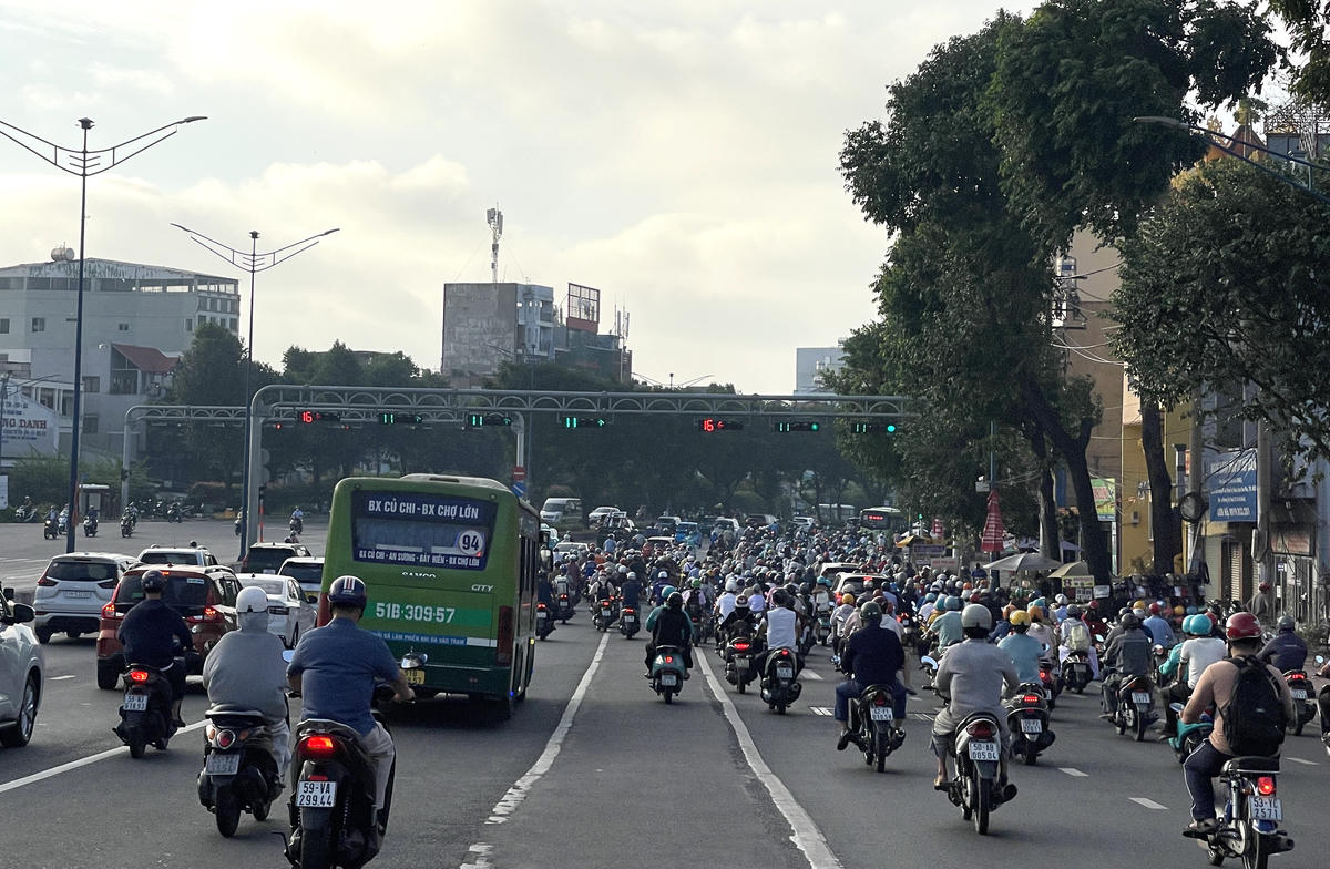 Đường Trường Chinh (phường Tây Thạnh) đông đúc phương tiện. Ảnh: Đ.Xá.