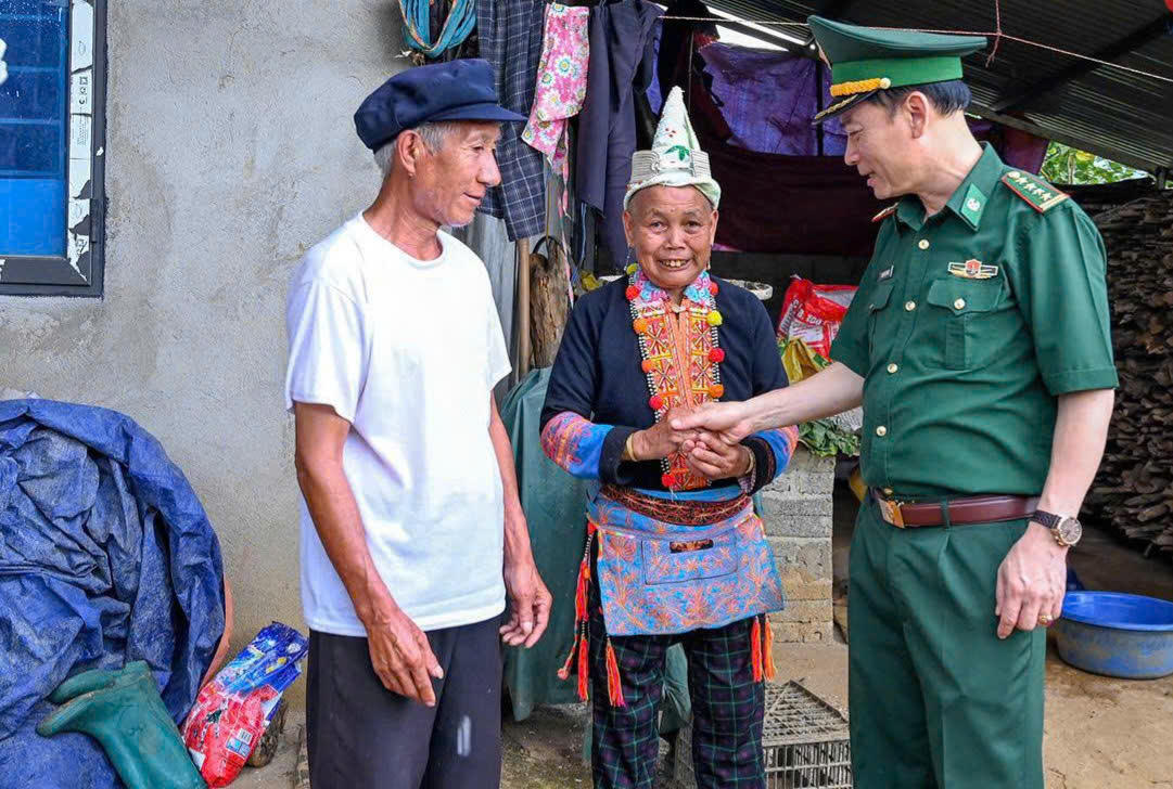 Đại tá Nguyễn Văn Hưng, Chính ủy Ban Chỉ huy Bộ đội biên phòng tỉnh Lai Châu thăm hỏi, động viên đồng bào dân tộc thiểu số khu vực biên giới.