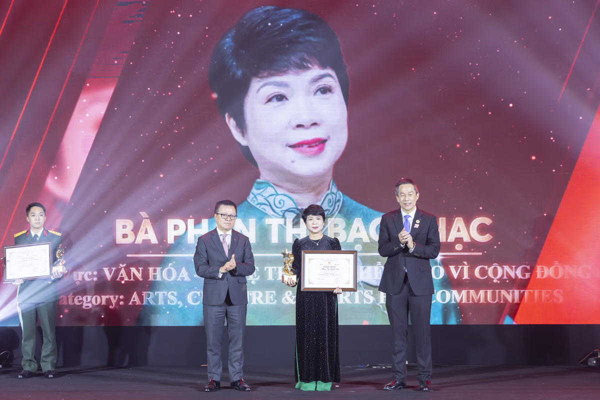 Ông Lê Quốc Minh, Phó trưởng ban Tuyên giáo và Dân vận Trung ương, Tổng biên tập Báo Nhân dân và ông Lester Tan Teck Chuan - Tổng Giám đốc SABECO trao giải cho cá nhân được vinh danh. Ảnh: Quang Vinh