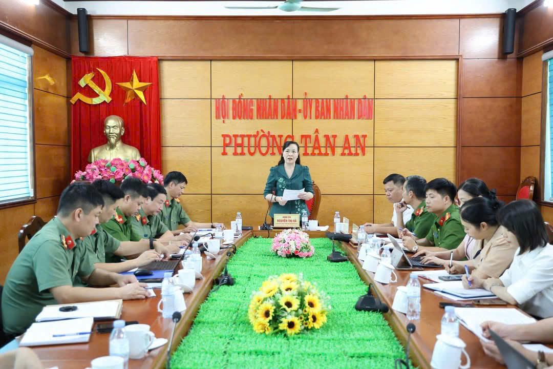 Bà Nguyễn Thị Hà, Ủy viên Ban Thường vụ Tỉnh ủy, Chủ tịch Ủy ban MTTQ tỉnh Bắc Ninh chủ trì buổi làm việc. Ảnh: MTTQ tỉnh Bắc Ninh