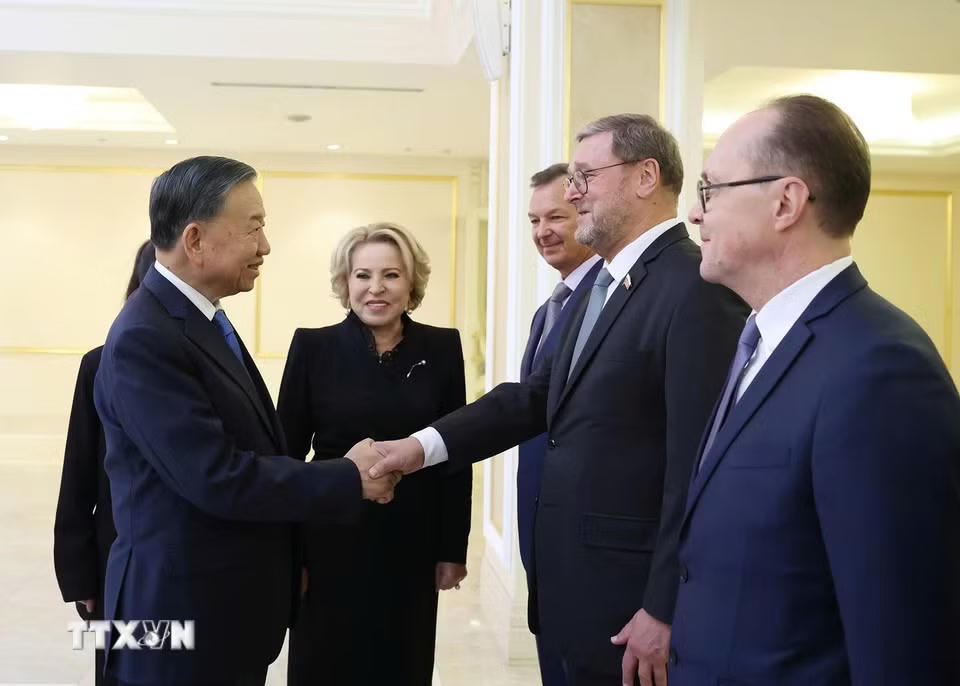 Tổng Bí thư, Chủ tịch nước Tô Lâm với thành viên đoàn Nga. (Ảnh: Thống Nhất/TTXVN)