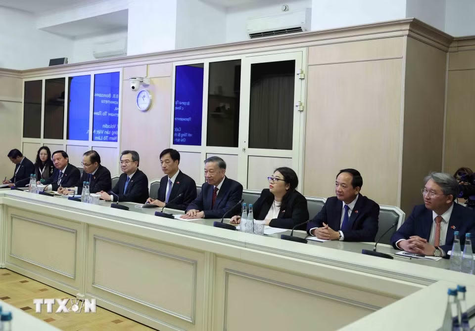 Tổng Bí thư, Chủ tịch nước Tô Lâm và thành viên đoàn cấp cao Việt Nam tại cuộc hội kiến Chủ tịch Duma Quốc gia Nga Vyacheslav Volodin. (Ảnh: Thống Nhất/TTXVN)