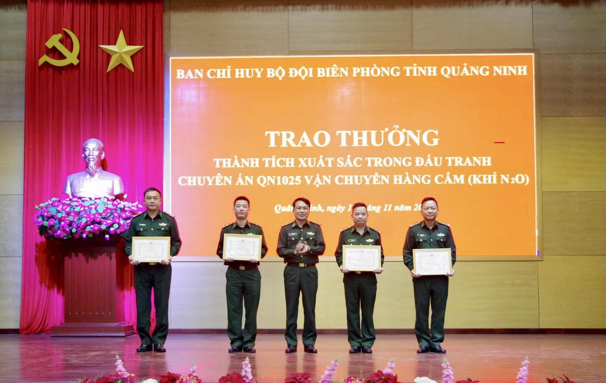 Đại tá Vũ Văn Hưng, Chính ủy BĐBP TP Quảng Ninh tặng giấy khen cho các tập thể, cá nhân có thành tích xuất sắc trong chuyên án QN1025.