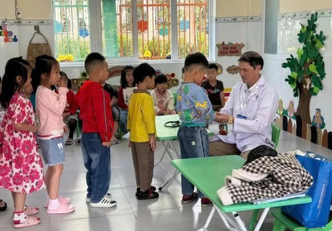Khám tay chân miệng cho trẻ em tại các trường mầm non, tỉnh Lâm Đồng trong tháng 7/2026.