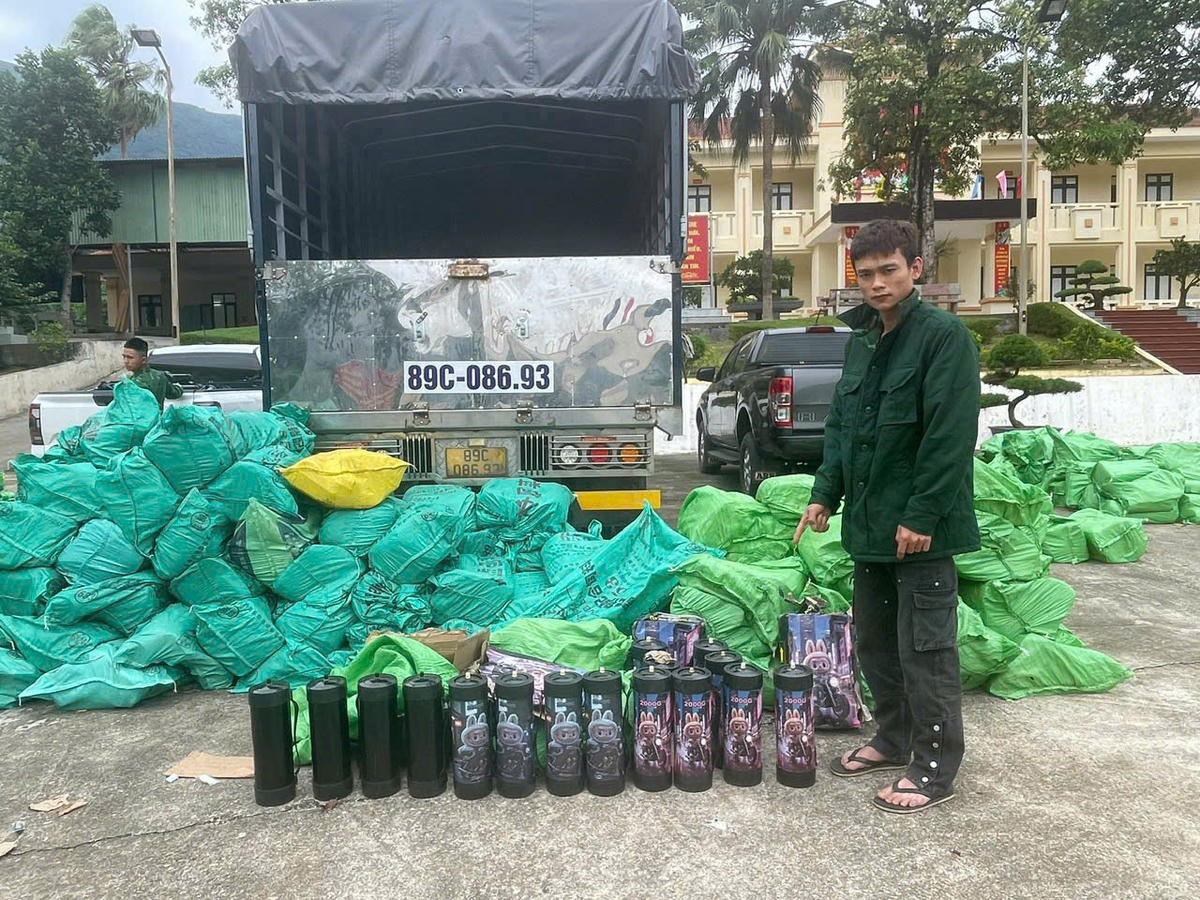  Ngày 22/10/2025, Đội đặc nhiệm PCMT&TP phối hợp với Đồn Biên phòng Quảng Đức phát hiện, bắt giữ 5 đối tượng, thu 1.052 bình "khí cười" tại xã Quảng Hà. Sau khi tiếp nhận hồ sơ vụ việc do Đồn Biên phòng Quảng Đức bàn giao, Công an Quảng Ninh đã ra quyết định khởi tố vụ án, khởi tố bị can Vũ Văn Ánh (SN 1998, trú xã Đầm Hà) về tội “Vận chuyển hàng cấm”. Ảnh chụp đối tượng Vũ Văn Ánh cùng tang vật thu giữ.