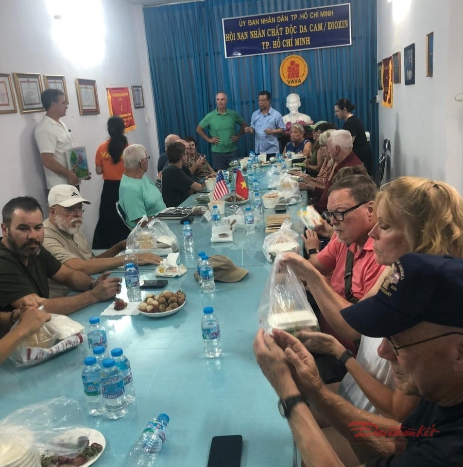 Các thành viên Đoàn Cựu chiến binh Hoa Kỳ được mời thưởng thức món bún chả Hà Nội trong khuôn khổ chuyến thăm. Ảnh: Linh Trần.