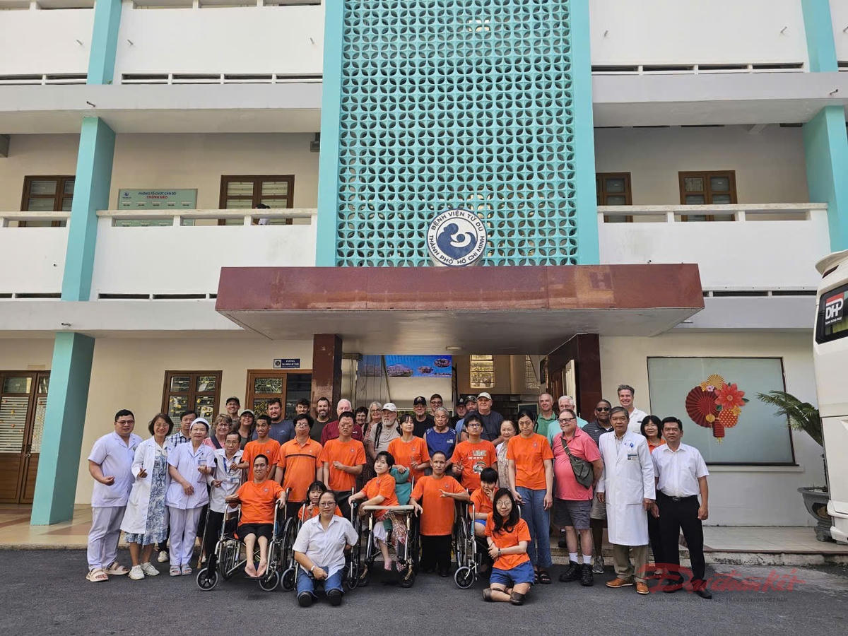 Đoàn cựu chiến binh Hoa Kỳ thăm Làng Hòa Bình – Bệnh viện Từ Dũ (TPHCM). Ảnh: Linh Trần.