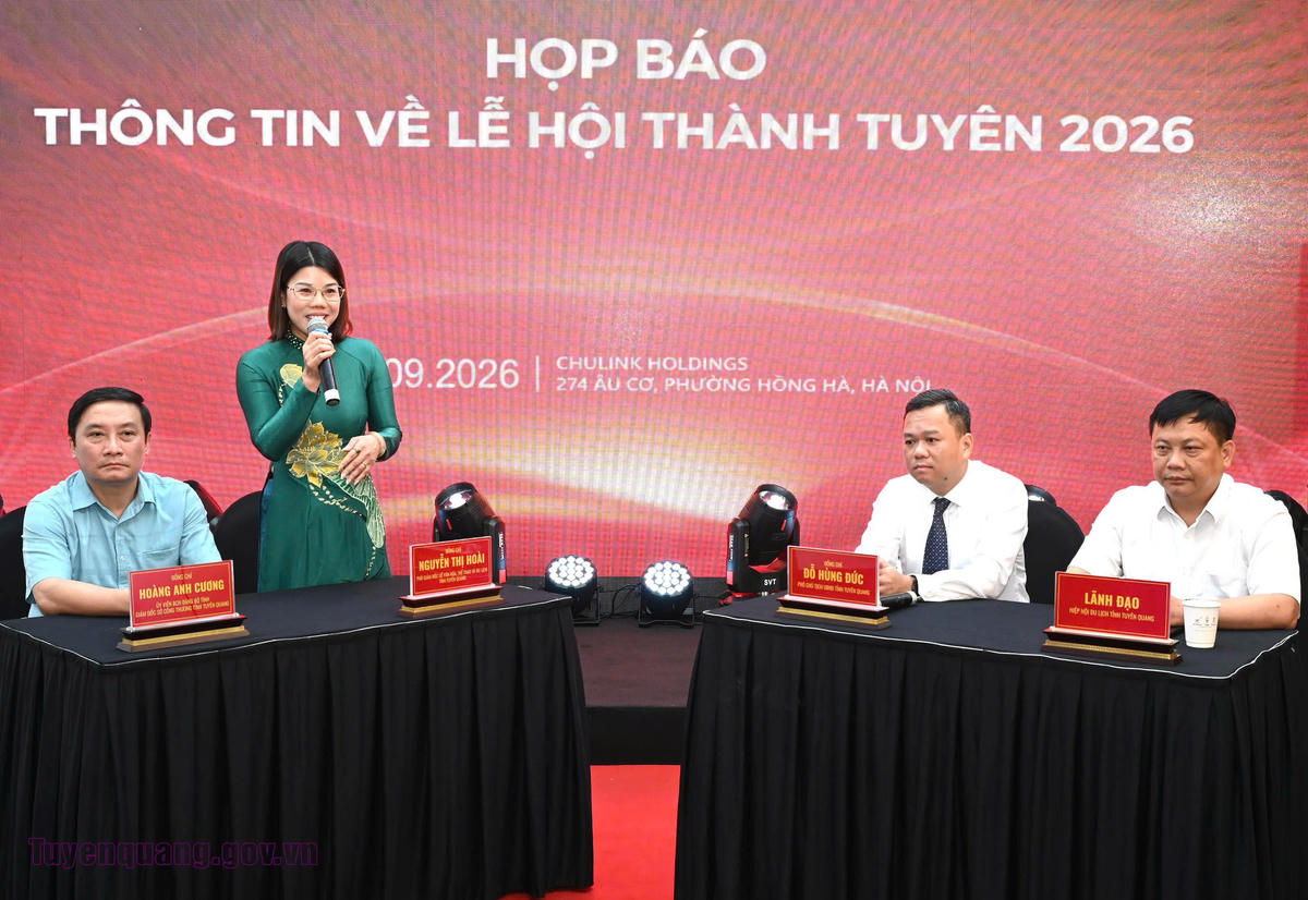 Ban Tổ chức trả lời câu hỏi của các cơ quan báo chí.