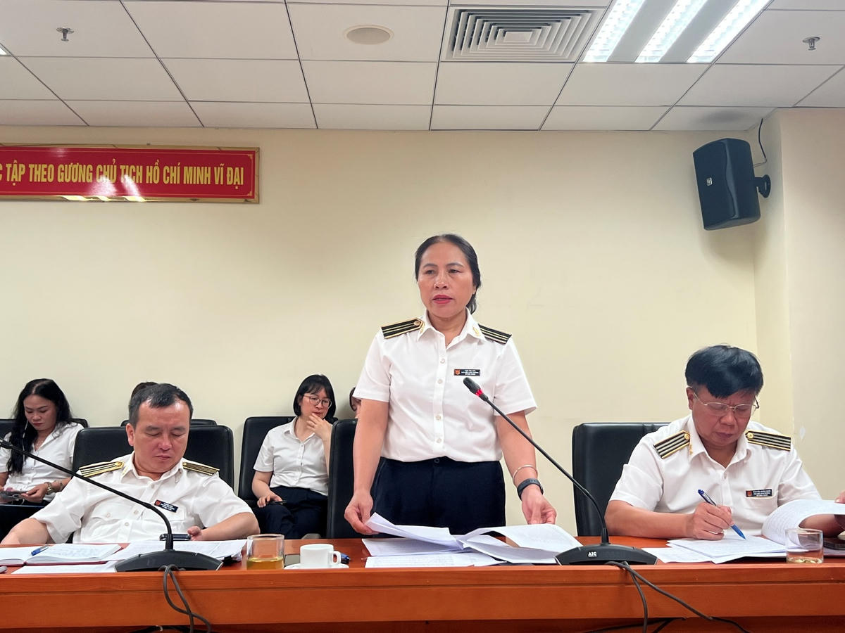 Phó Kiểm toán trưởng KTNN chuyên ngành Ia Thái Thị Lan báo cáo việc thực hiện kiểm toán của Đoàn kiểm toán Quân chủng Phòng không - Không quân, Quân đoàn 34; quán triệt các văn bản chỉ đạo của KTNN và Đảng ủy KTNN. Ảnh: Thanh Trang.