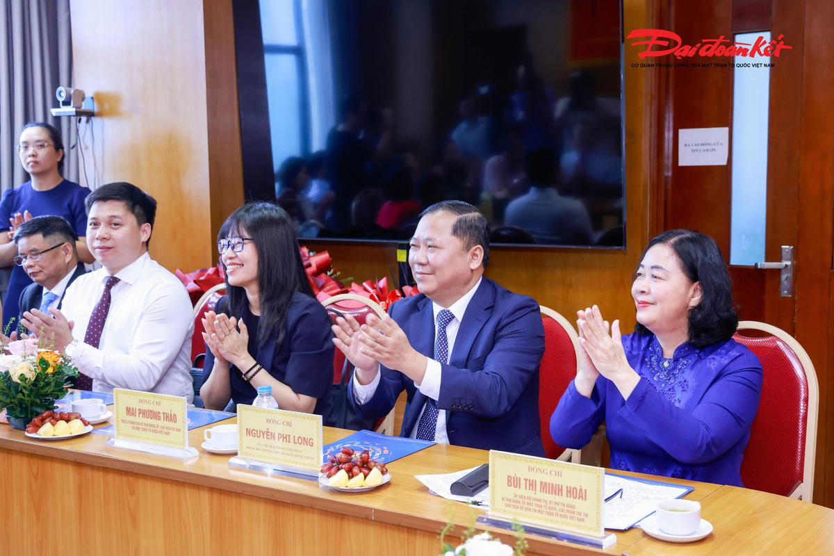 Ủy viên Bộ Chính trị, Bí thư Trung ương Đảng, Bí thư Đảng ủy MTTQ, các đoàn thể Trung ương, Chủ tịch Ủy ban Trung ương MTTQ Việt Nam Bùi Thị Minh Hoài và các đại biểu tham dự buổi lễ. Ảnh: Quang Vinh.