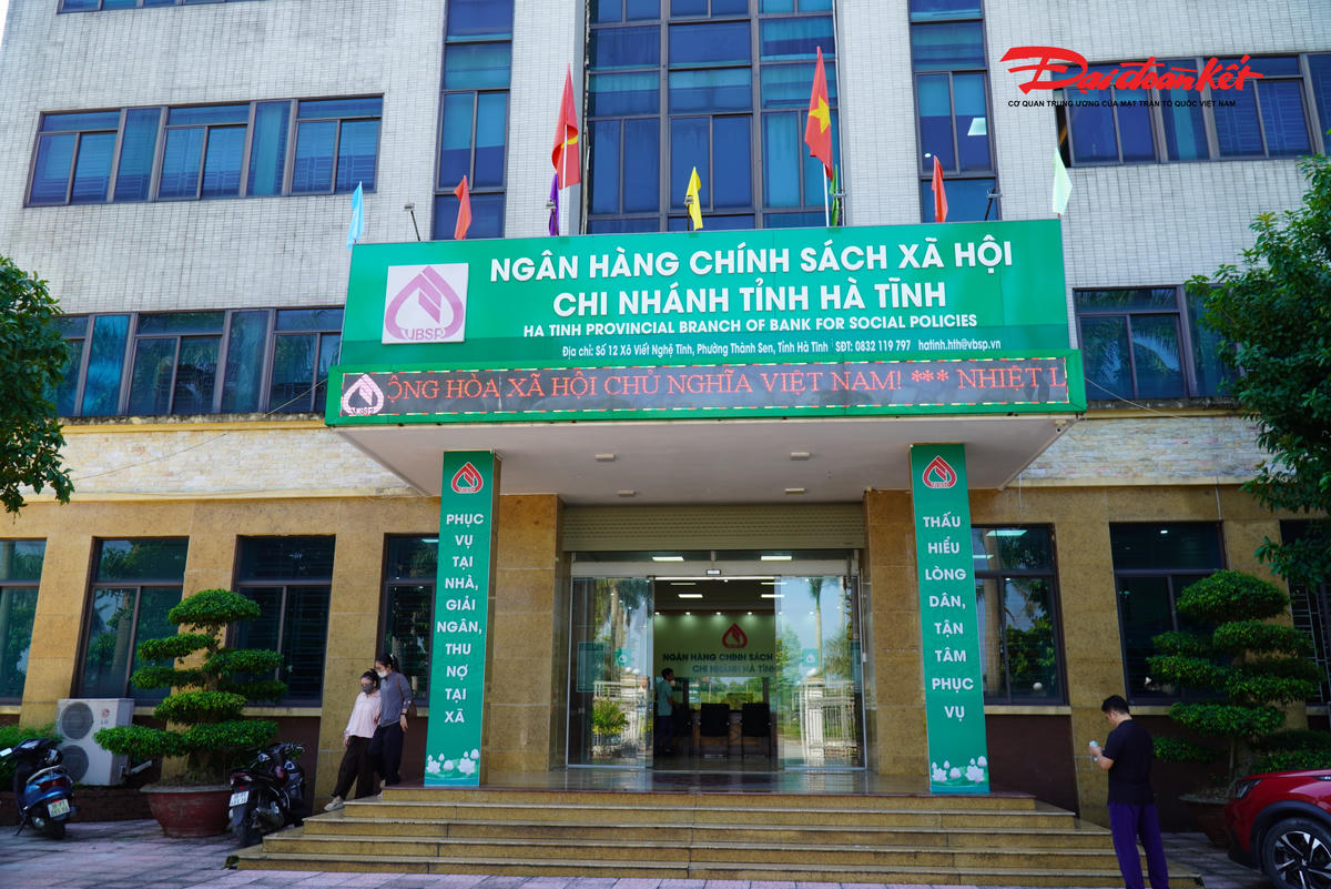 Nhiều khách hàng tìm đến Ngân hàng Chính sách xã hội Chi nhánh Hà Tĩnh để tiếp cận nguồn vay mua NƠXH. Ảnh: HN.