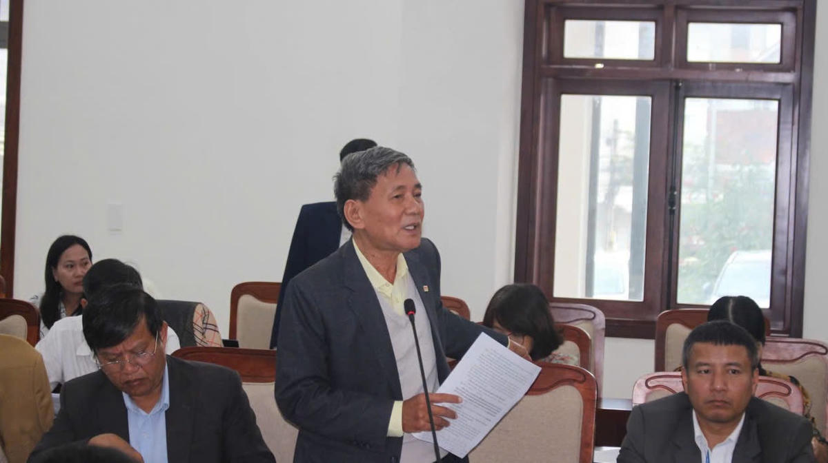 Các đại biểu góp ý kiến cho dự thảo.