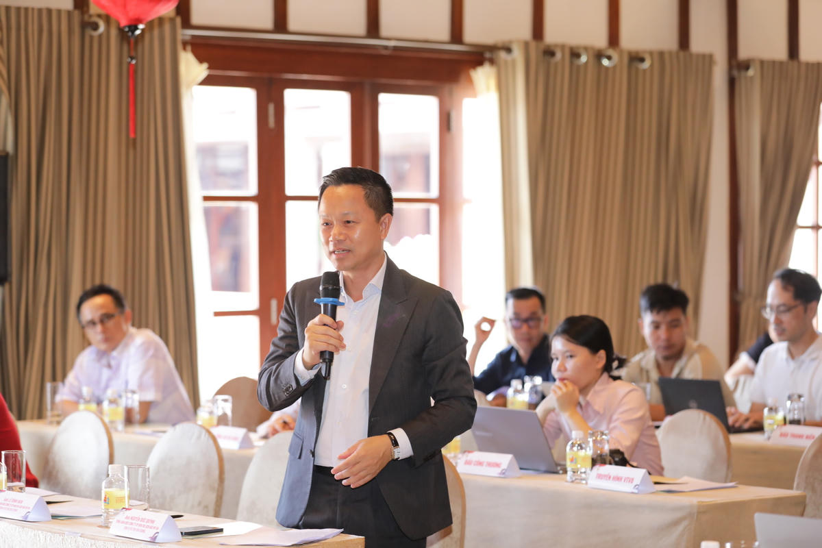Đại biểu đặt câu hỏi tại họp báo. Ảnh: Nguyễn Tú.
