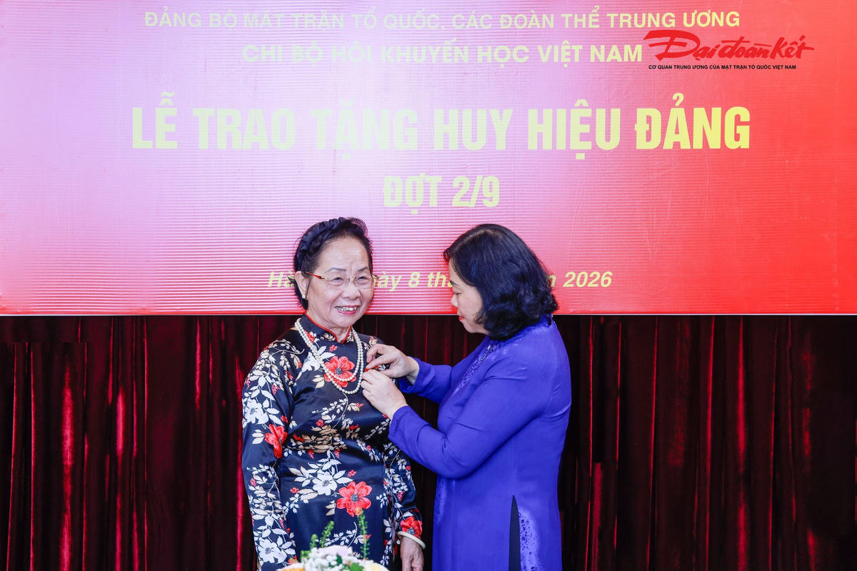 Chủ tịch Bùi Thị Minh Hoài trao tặng Huy hiệu 45 năm tuổi Đảng cho GS.TS Nguyễn Thị Doan. Ảnh: Quang Vinh.
