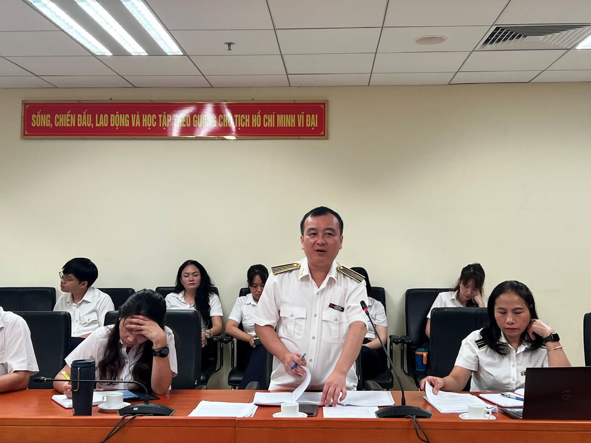 Phó Kiểm toán trưởng KTNN chuyên ngành Ia Hoàng Linh báo cáo việc thực hiện kiểm toán của Đoàn kiểm toán Tổng cục Hậu cần - Kỹ thuật, Báo cáo quyết toán ngân sách Bộ Quốc phòng. Ảnh: Thanh Trang.