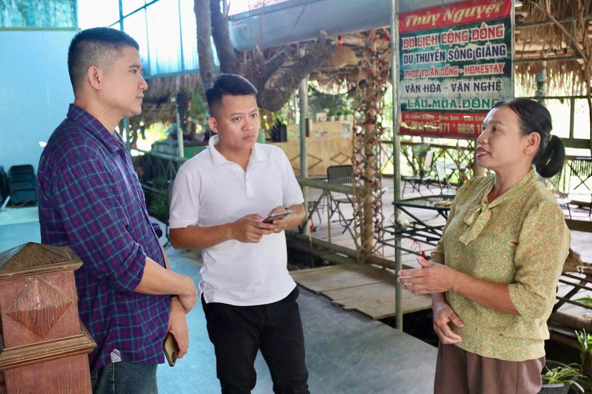 Chị Đặng Thị Nguyệt trao đổi về mô hình homestay của gia đình. Ảnh: ĐB