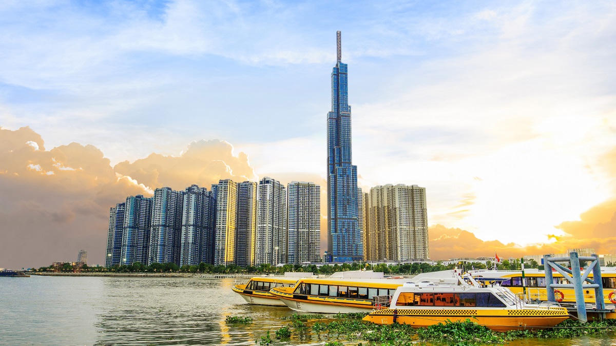 Công trình Landmark 81 nhìn từ bờ sông Sài Gòn. Ảnh: TL