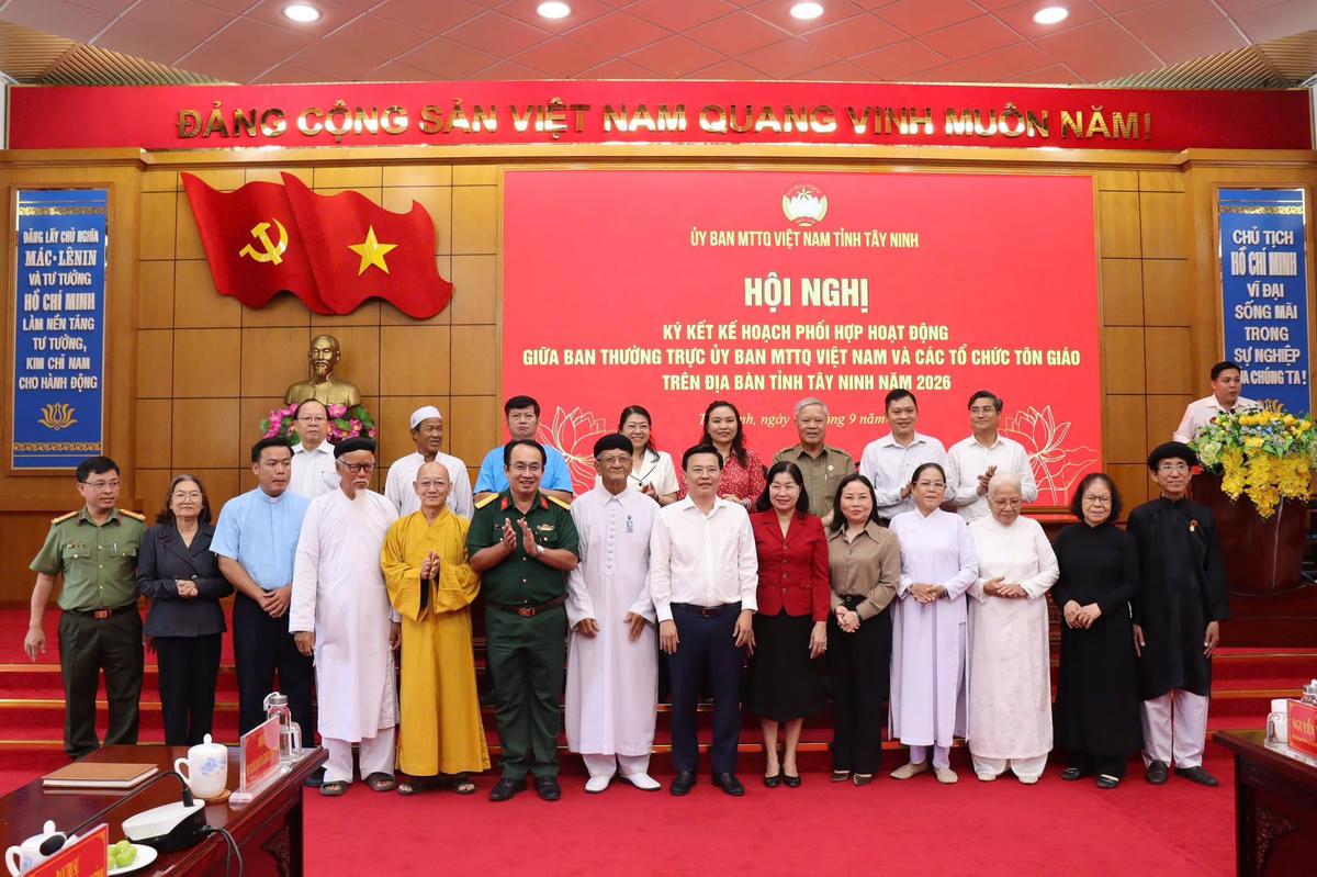 Lãnh đạo Uỷ ban MTTQ Việt Nam tỉnh Tây Ninh cùng lãnh đạo sở ban ngành, đại diện tôn giáo. Ảnh: T.N.