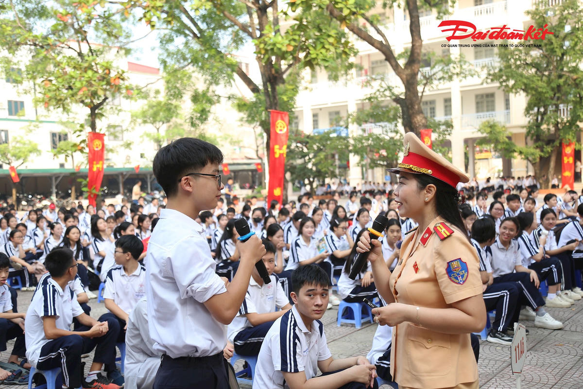 Khoảng 2.000 học sinh được hướng dẫn nhận diện biển báo, vạch kẻ đường và xử lý các tình huống giao thông qua các câu hỏi của CSGT.