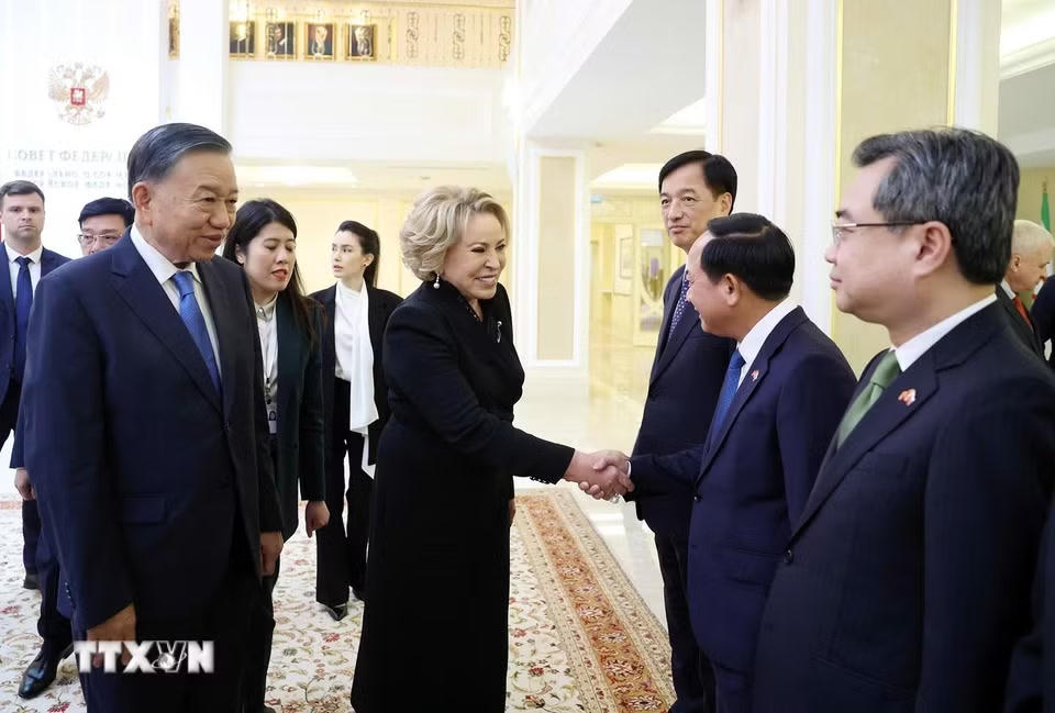 Tổng Bí thư, Chủ tịch nước Tô Lâm giới thiệu thành viên đoàn cấp cao Việt Nam với Chủ tịch Hội đồng Liên bang (Thượng viện) Quốc hội Liên bang Nga Valentina Matvienko. (Ảnh: Thống Nhất/TTXVN)
