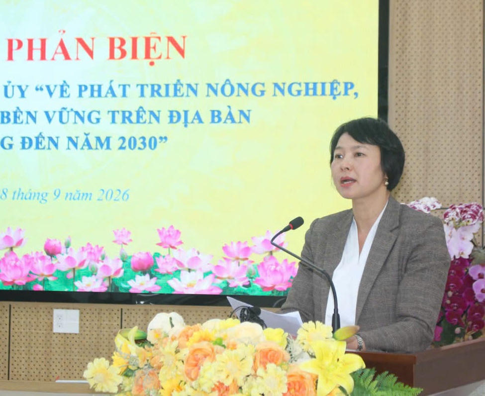 Phạm Thị Phúc, Phó Bí thư Tỉnh ủy, Chủ tịch Ủy ban MTTQ Việt Nam tỉnh Lâm Đồng, phát biểu tại hội nghị.