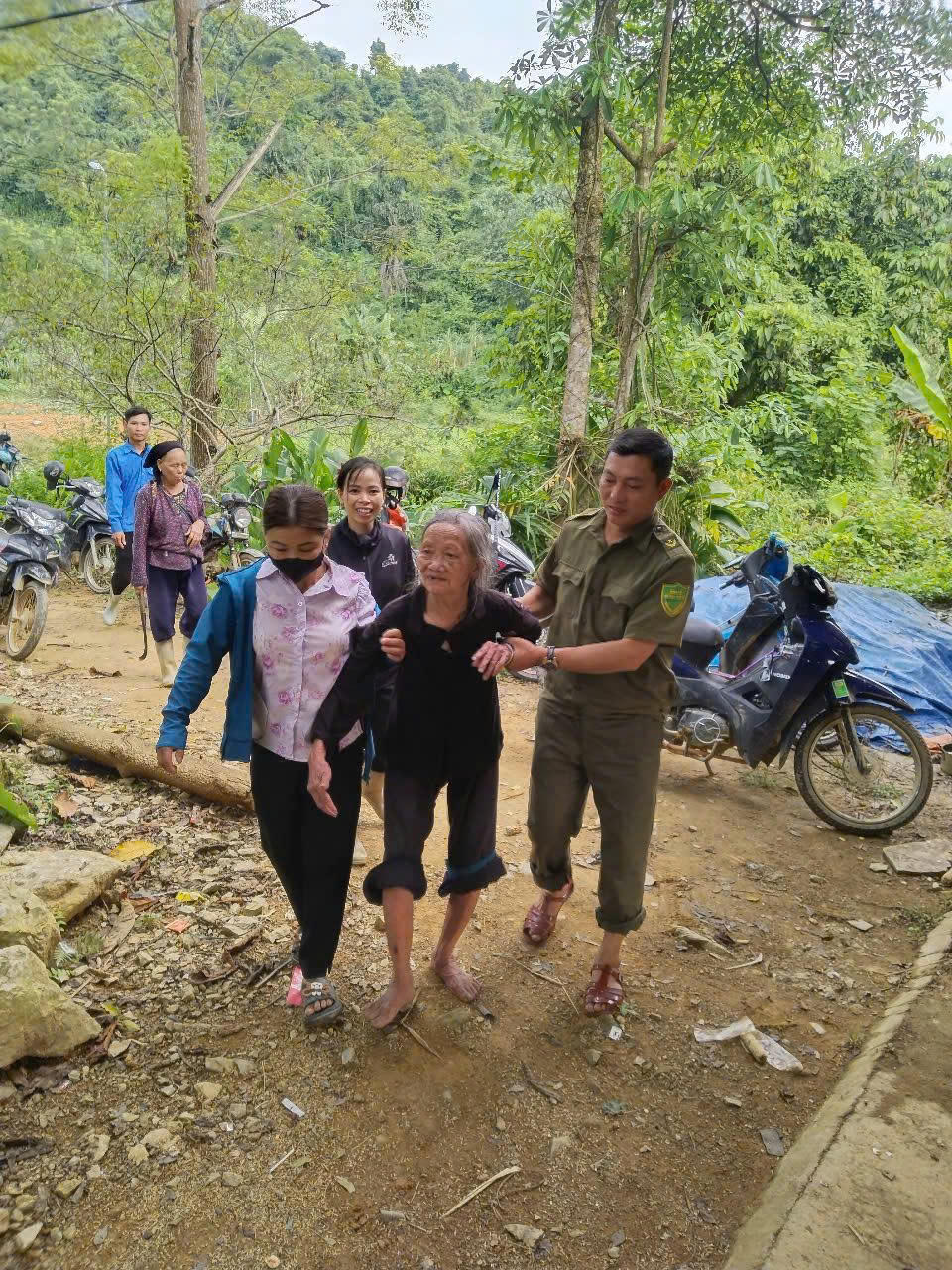Niềm vui của gia đình khi đón cụ Lý Thị Diên trở về an toàn