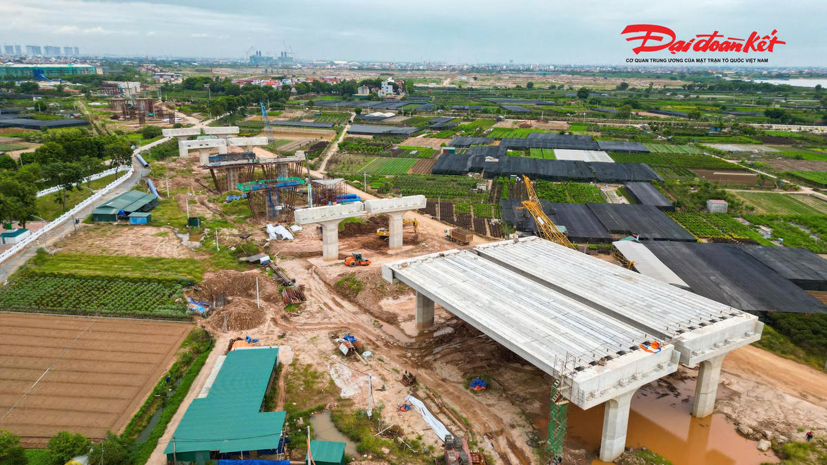 Từ mặt bằng thi công, những trụ cầu đang dần nổi bật giữa khu vực sông Hồng.