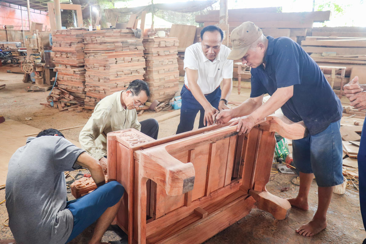 Sản phẩm tại xưởng gỗ của ông Ngọc rất đa dạng về mẫu mã, chủng loại. Ảnh: Đình Minh