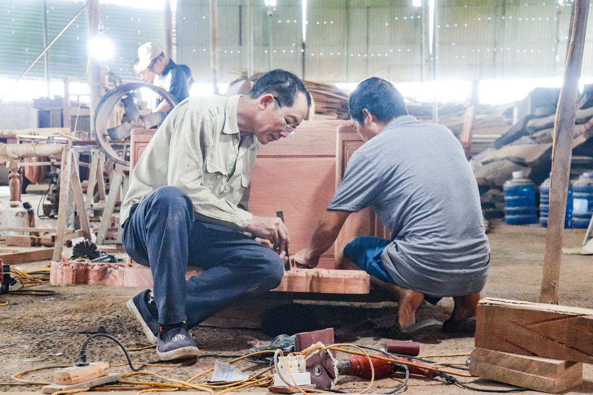Tại cơ sở của ông Ngọc, có 40% người lao động là các cựu chiến binh. Ảnh: Đình Minh
