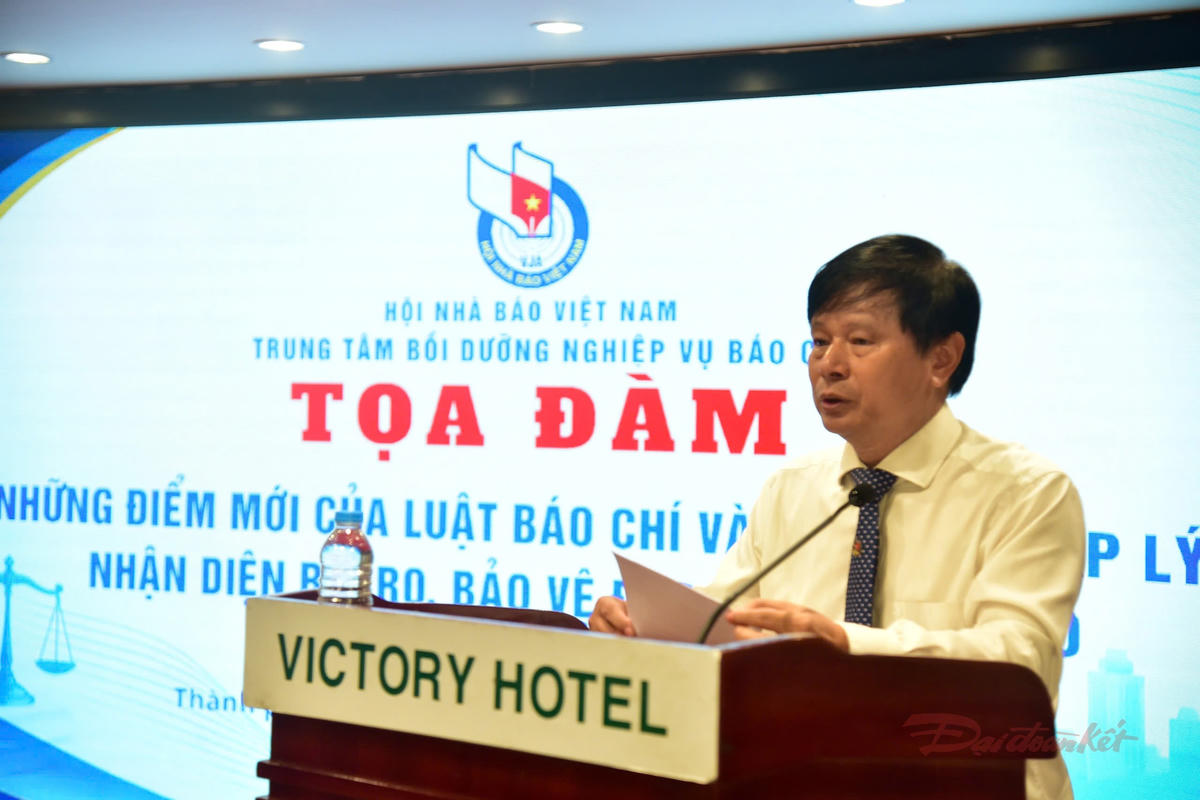 Nhà báo Trần Trọng Dũng, Phó Chủ tịch Hội Nhà báo Việt Nam phát biểu khai mạc buổi tọa đàm. Ảnh: T.Luân.